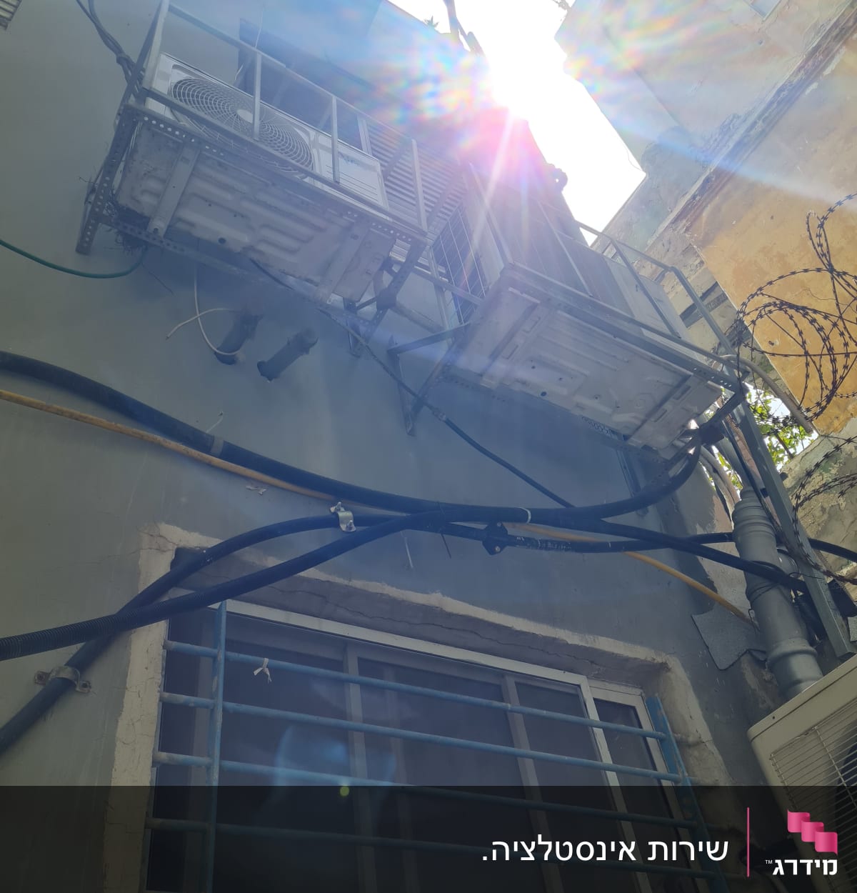 מערכת צינורות חיצונית על קיר בניין